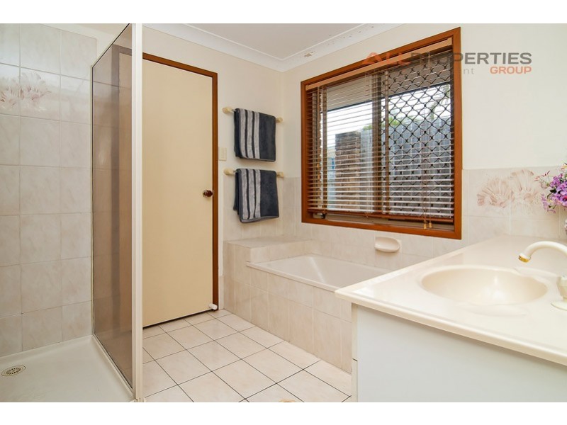 5 JACKSON CT, Regents Park QLD 4118
