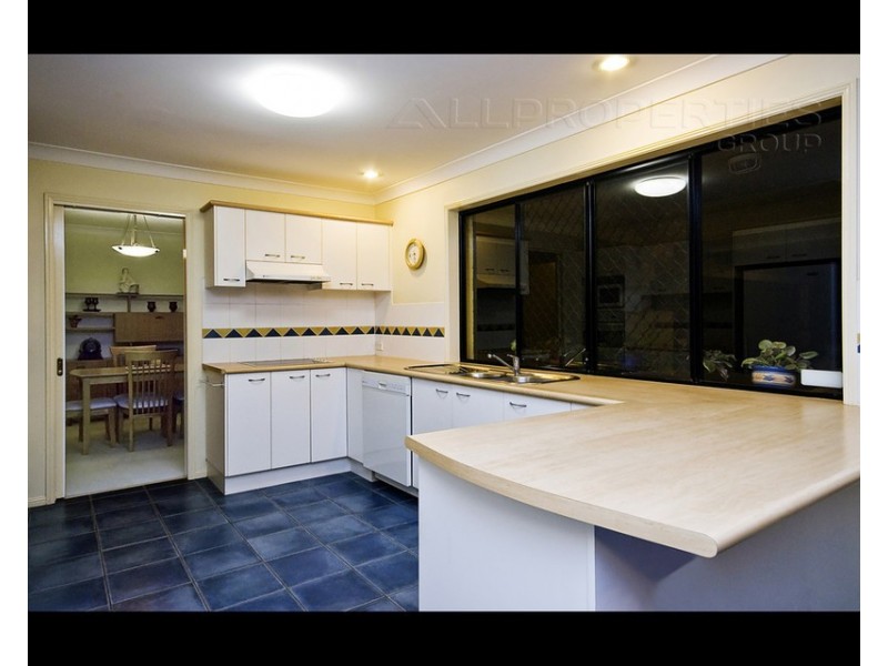 11 Glenroy Pl, Parkinson QLD 4115