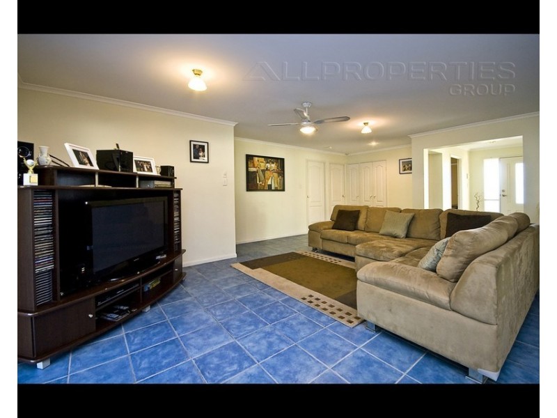 6 STANDFORD PLACE, Regents Park QLD 4118