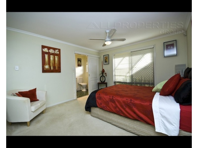 6 STANDFORD PLACE, Regents Park QLD 4118