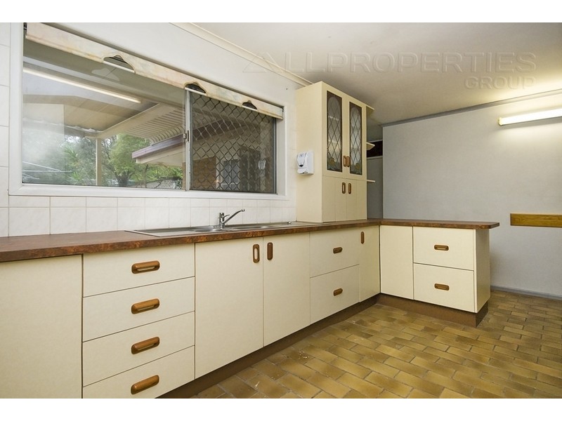 244 Bapaume Rd, Holland Park West QLD 4121