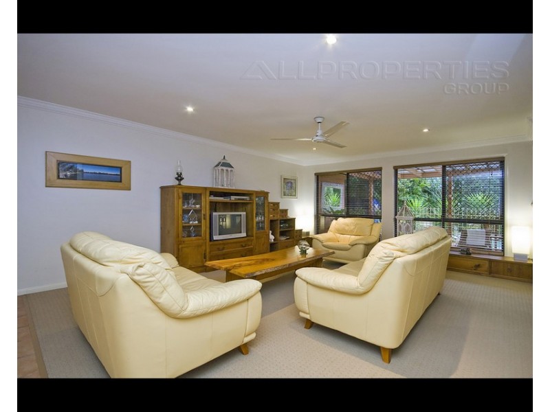 8 Queens Court, Forest Lake QLD 4078