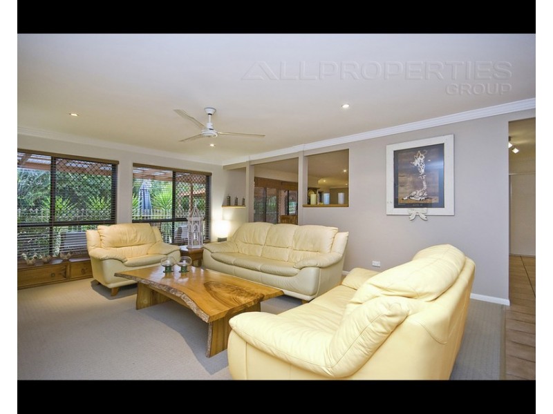 8 Queens Court, Forest Lake QLD 4078