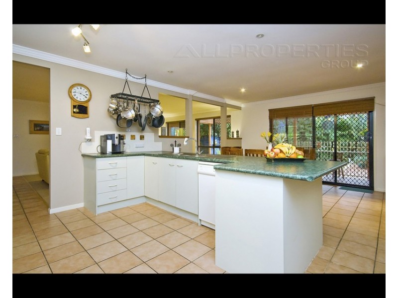 8 Queens Court, Forest Lake QLD 4078