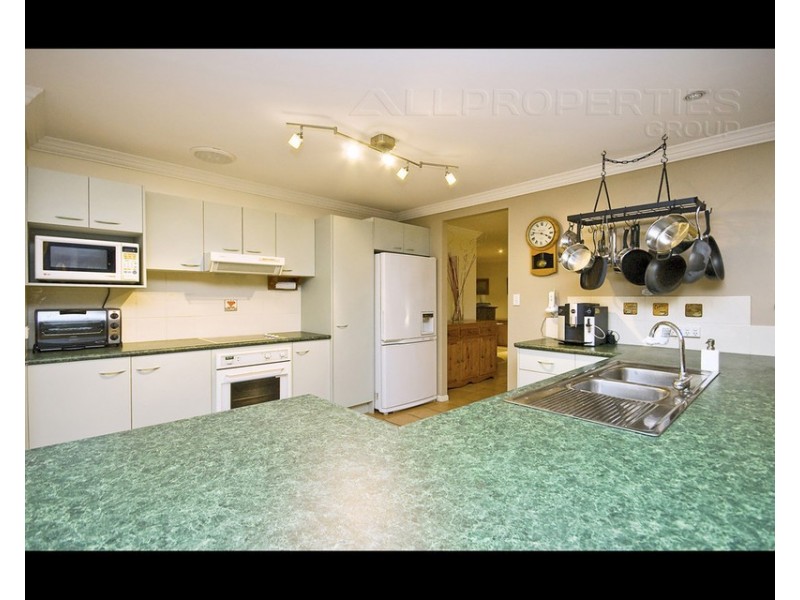 8 Queens Court, Forest Lake QLD 4078