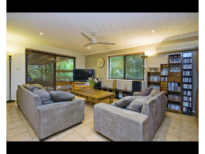 8 Queens Court, Forest Lake QLD 4078