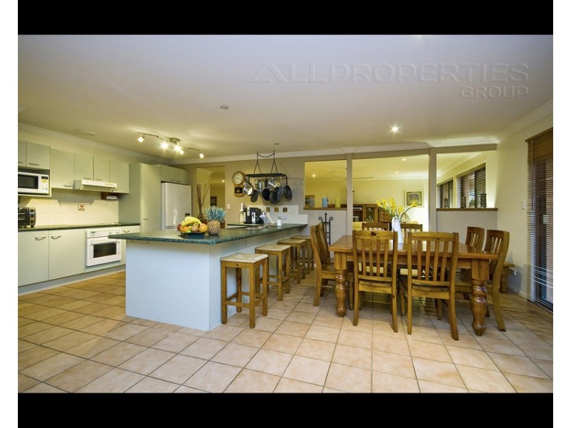 8 Queens Court, Forest Lake QLD 4078