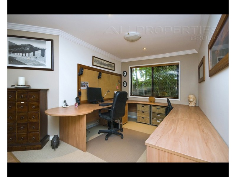 8 Queens Court, Forest Lake QLD 4078