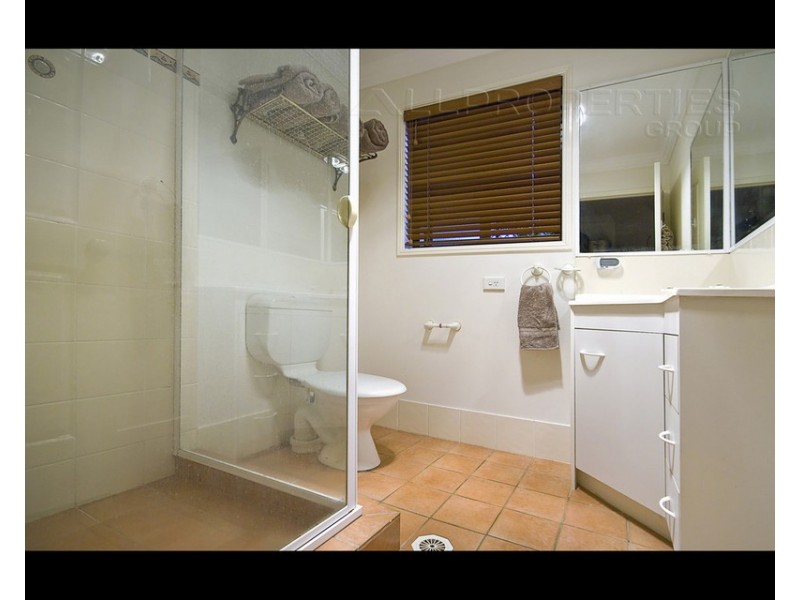 8 Queens Court, Forest Lake QLD 4078