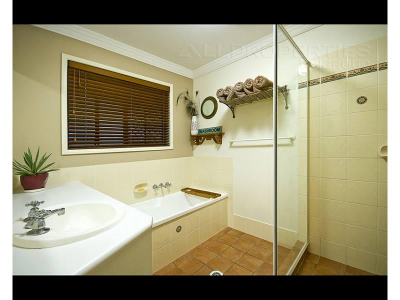 8 Queens Court, Forest Lake QLD 4078