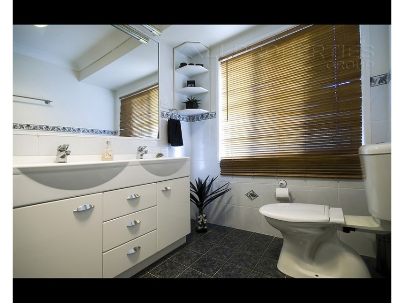 32 BENNETT DRIVE, Regents Park QLD 4118