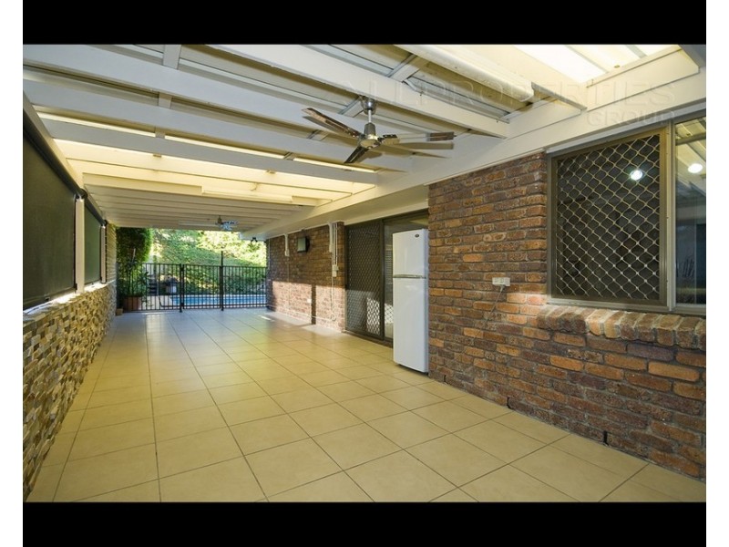 32 BENNETT DRIVE, Regents Park QLD 4118