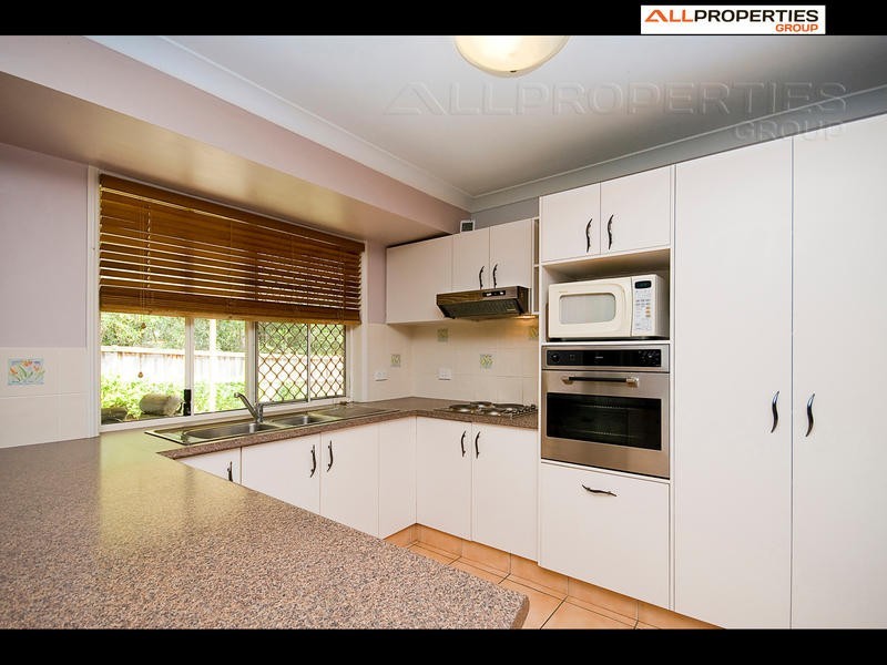 8 Hyde Place, Forest Lake QLD 4078