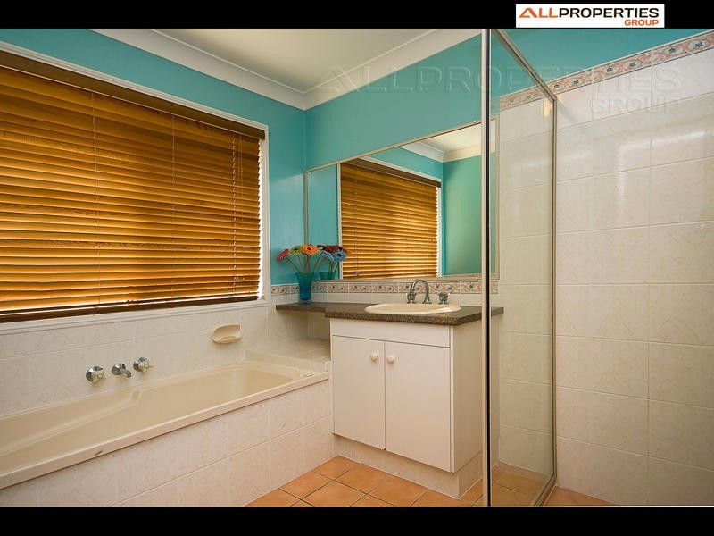 8 Hyde Place, Forest Lake QLD 4078