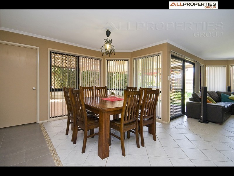 11 CONFERTA PLACE, Regents Park QLD 4118