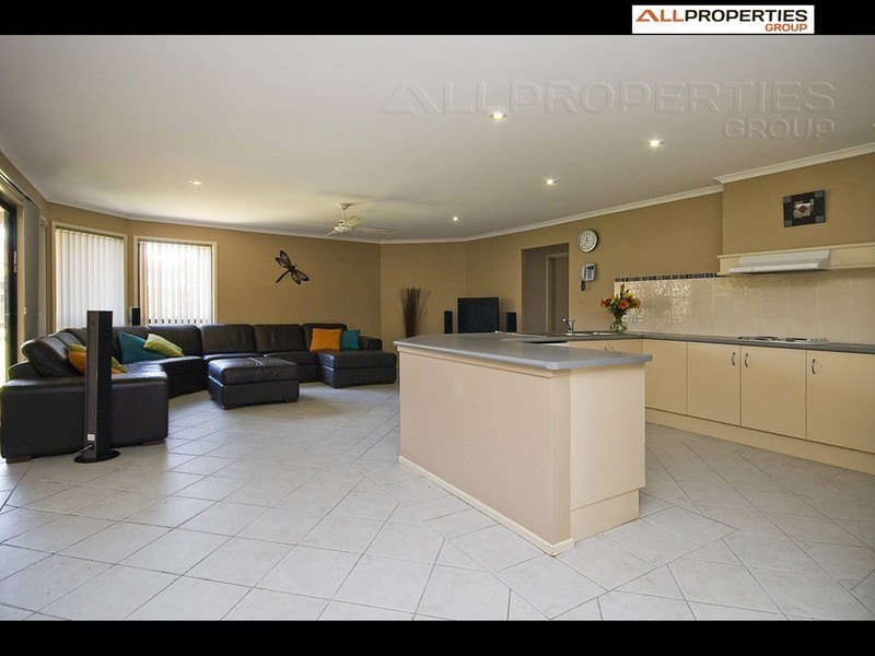 11 CONFERTA PLACE, Regents Park QLD 4118