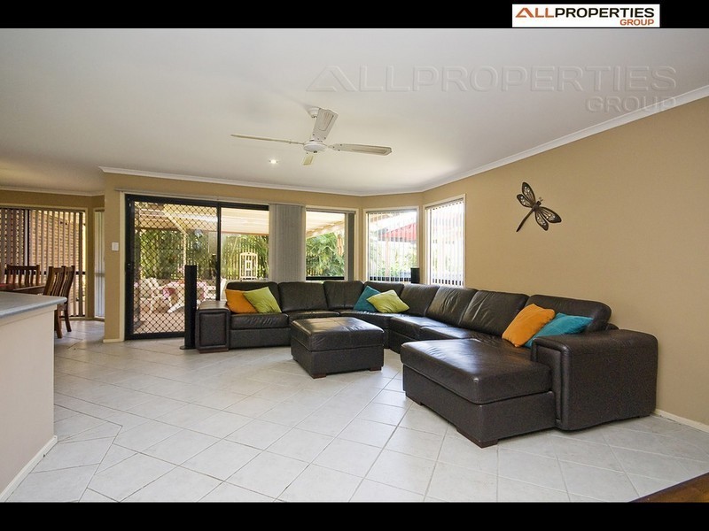 11 CONFERTA PLACE, Regents Park QLD 4118