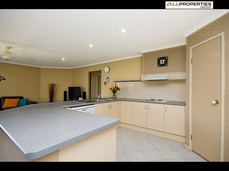 11 CONFERTA PLACE, Regents Park QLD 4118
