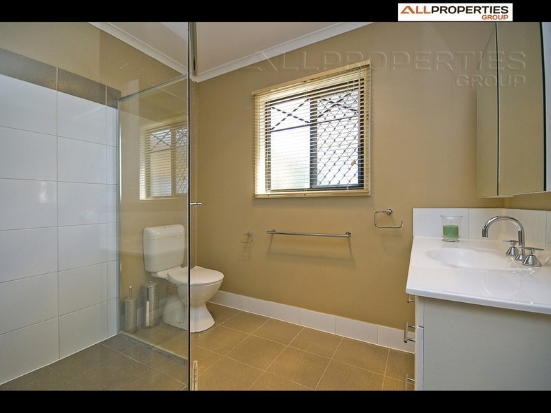 11 CONFERTA PLACE, Regents Park QLD 4118