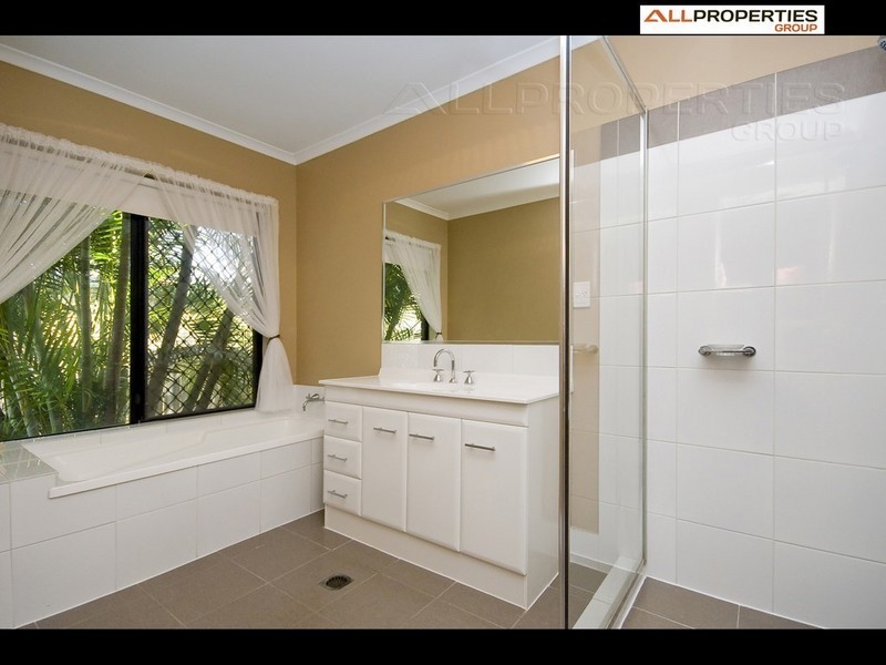 11 CONFERTA PLACE, Regents Park QLD 4118
