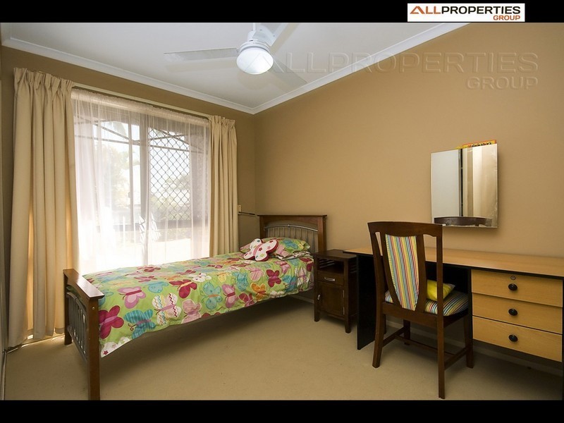 11 CONFERTA PLACE, Regents Park QLD 4118