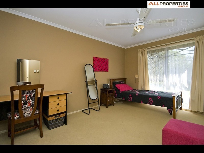 11 CONFERTA PLACE, Regents Park QLD 4118