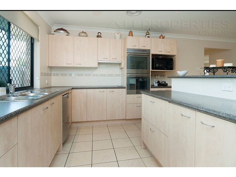 32 Glenelg Place, Parkinson QLD 4115