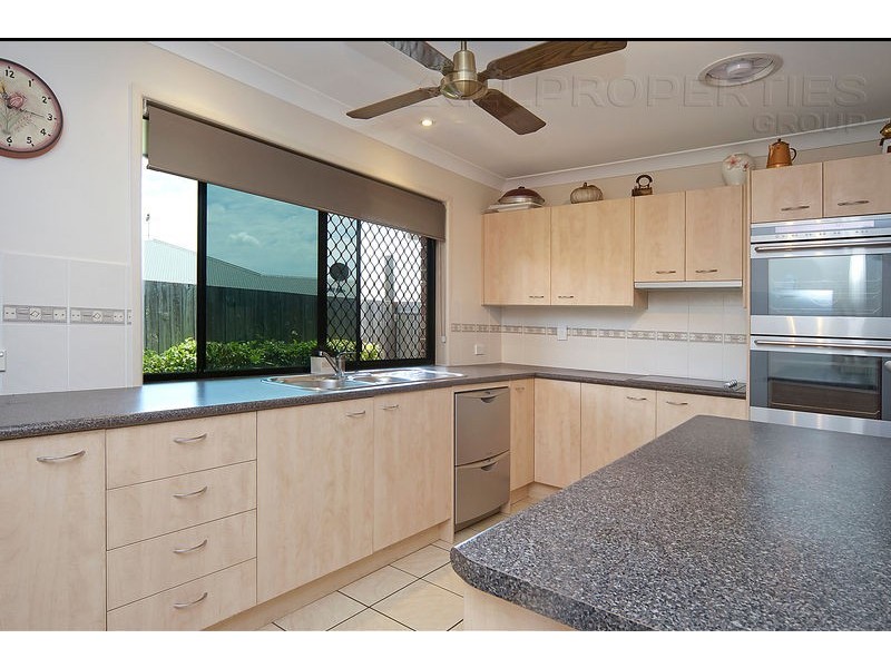 32 Glenelg Place, Parkinson QLD 4115