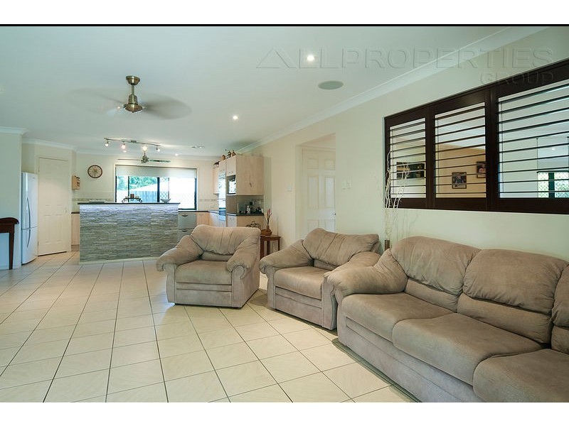 32 Glenelg Place, Parkinson QLD 4115
