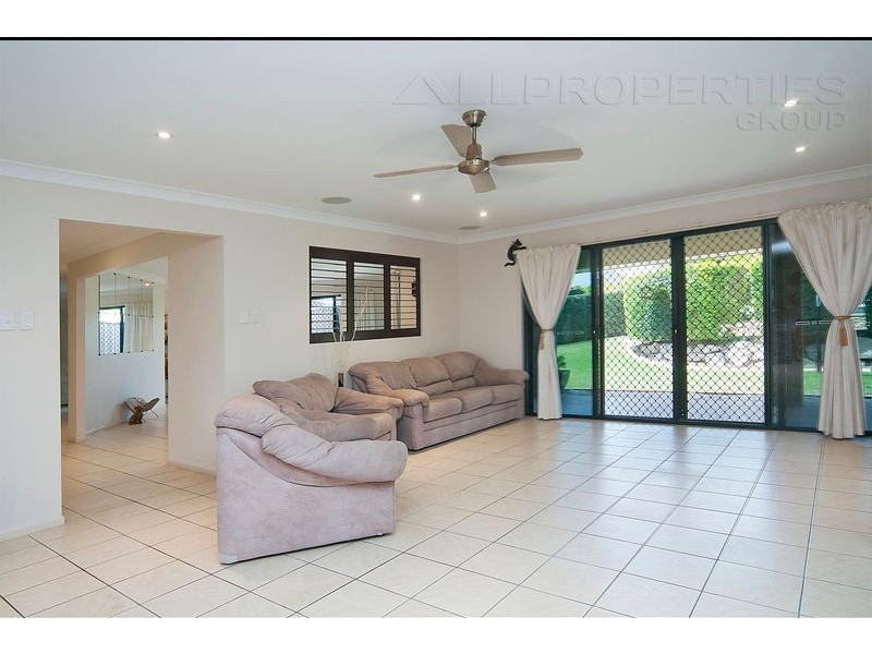 32 Glenelg Place, Parkinson QLD 4115