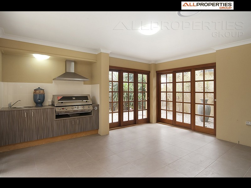 18 Cypress Street, Heathwood QLD 4110