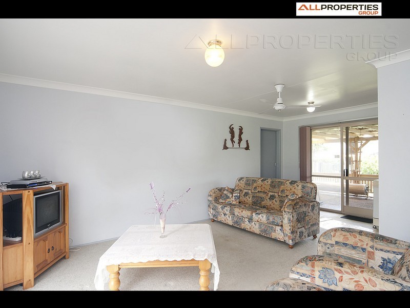 76 Owens Crescent, Regents Park QLD 4118