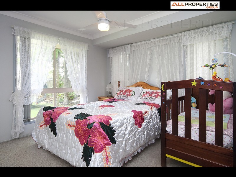 76 Owens Crescent, Regents Park QLD 4118