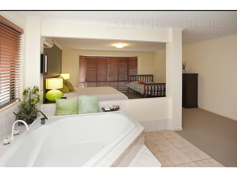 11 Chiswick Place, Forest Lake QLD 4078