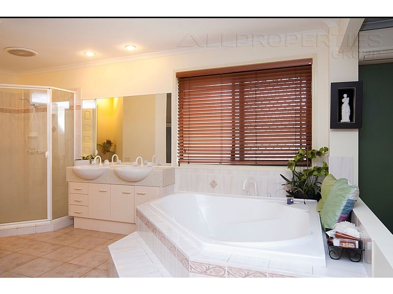 11 Chiswick Place, Forest Lake QLD 4078