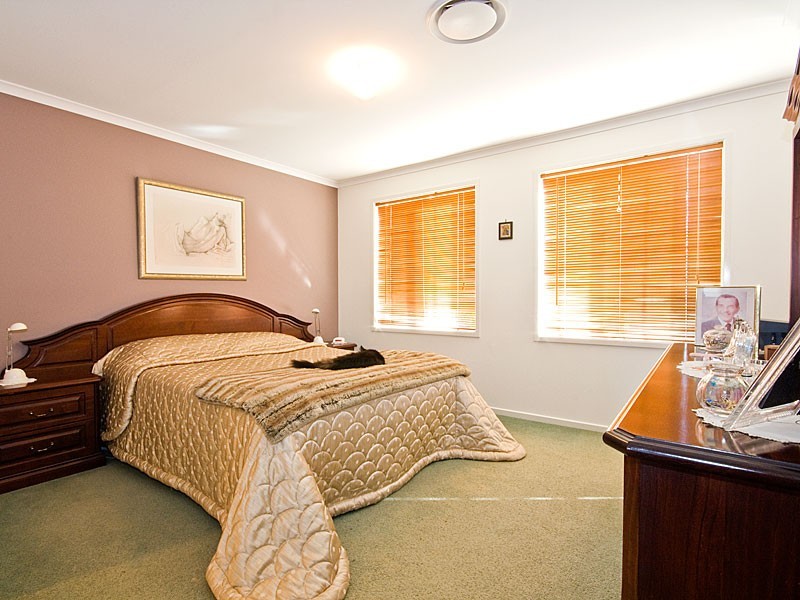 6 Jetty Walk, Forest Lake QLD 4078