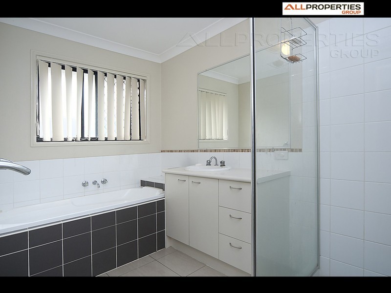 33 Karajini Crescent, Parkinson QLD 4115
