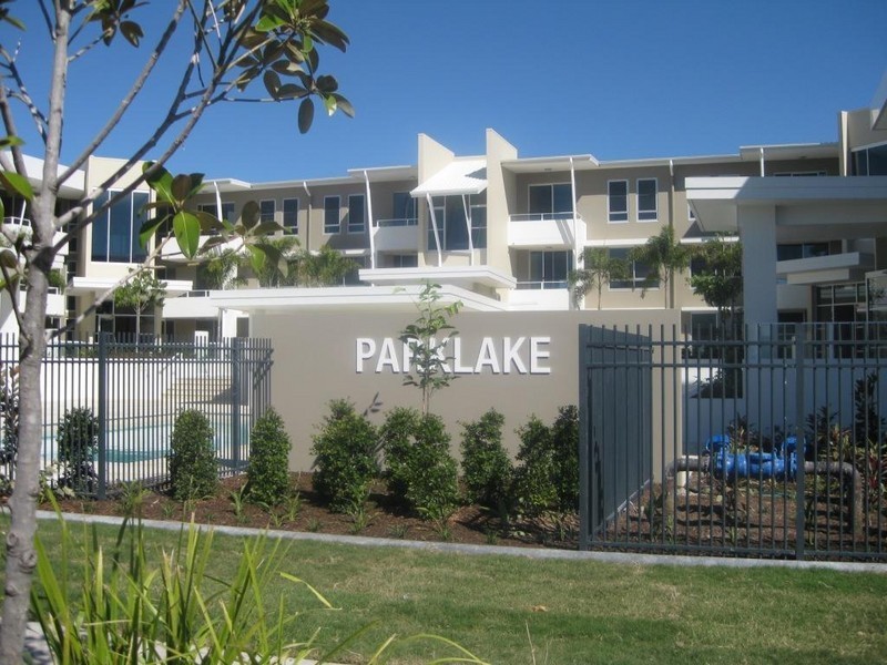 1 Lakefront Crescent, Varsity Lakes QLD 4227