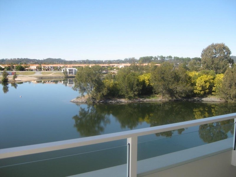 1 Lakefront Crescent, Varsity Lakes QLD 4227
