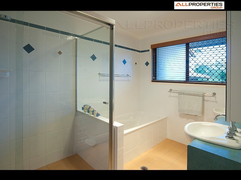 3 Benjamin Way, Windaroo QLD 4207