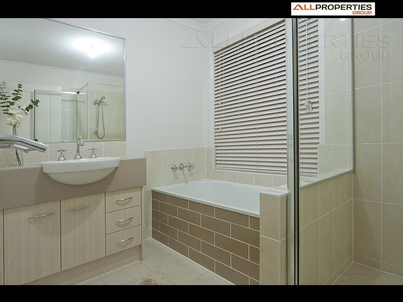 4 Frangipani, Regents Park QLD 4118