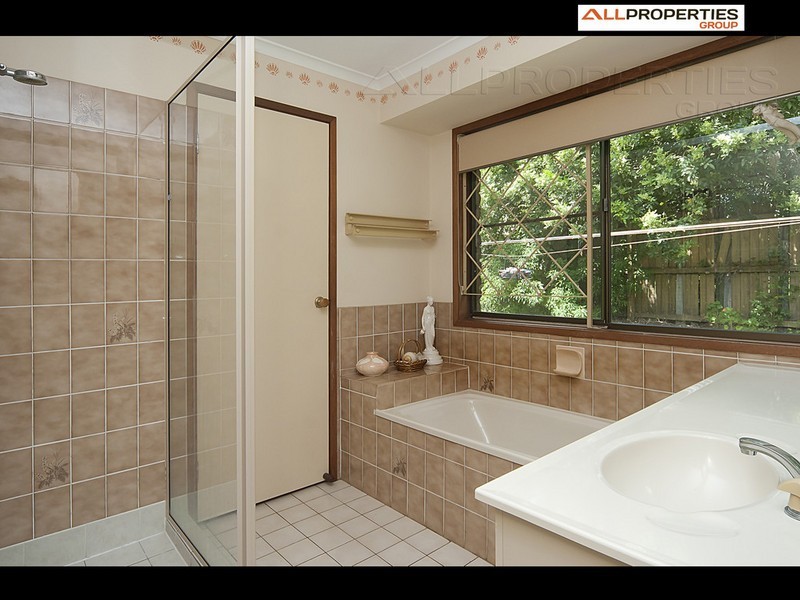 5 Emu Ct, Regents Park QLD 4118