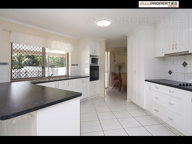 83 Middle Rd, Hillcrest QLD 4118