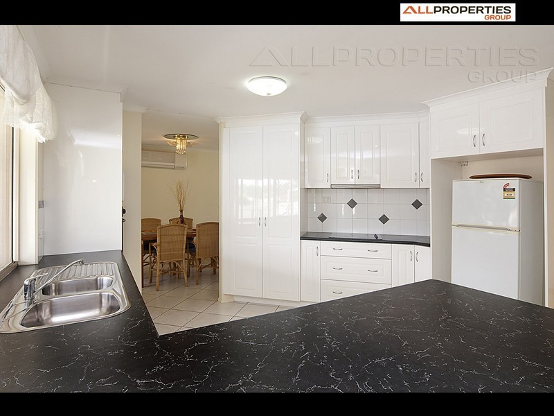 83 Middle Rd, Hillcrest QLD 4118