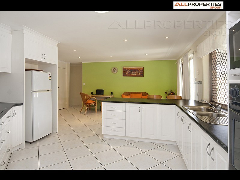 83 Middle Rd, Hillcrest QLD 4118
