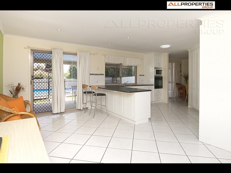 83 Middle Rd, Hillcrest QLD 4118