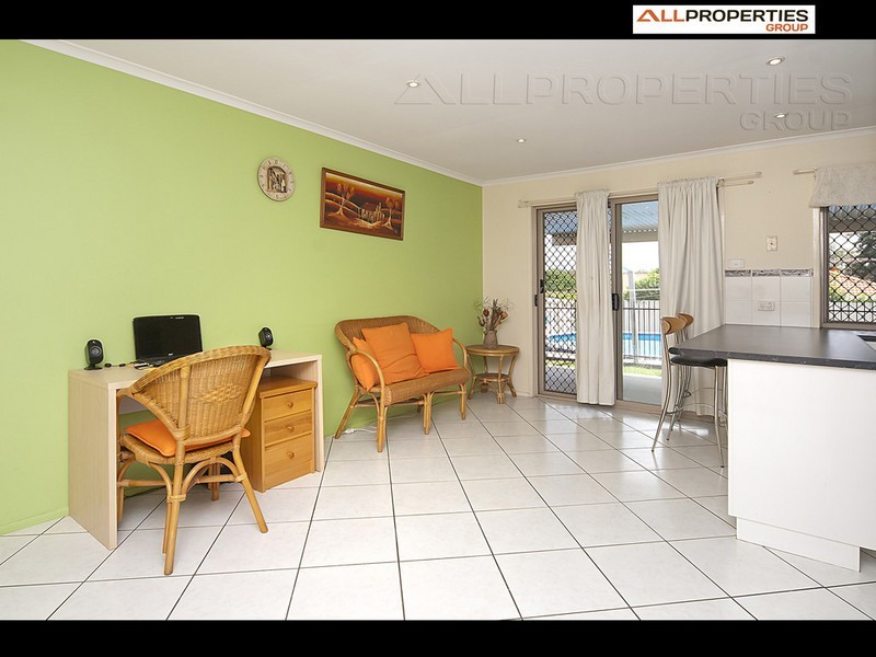 83 Middle Rd, Hillcrest QLD 4118
