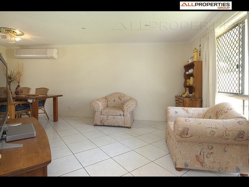 83 Middle Rd, Hillcrest QLD 4118