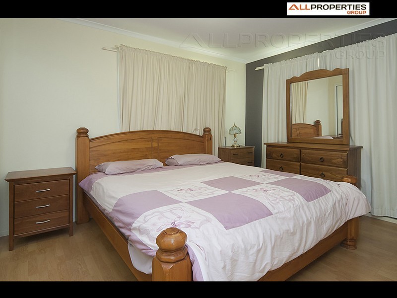 83 Middle Rd, Hillcrest QLD 4118