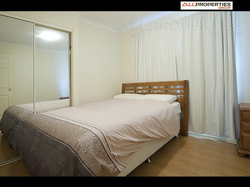 83 Middle Rd, Hillcrest QLD 4118